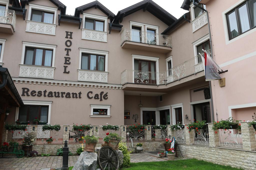 Hotel Slavia Salonta Luaran gambar