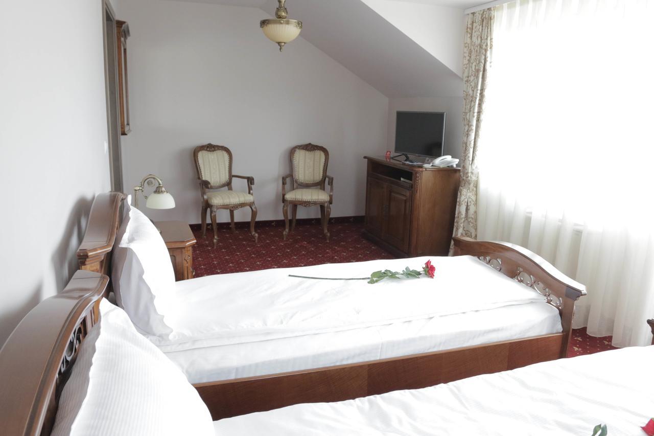 Hotel Slavia Salonta Luaran gambar