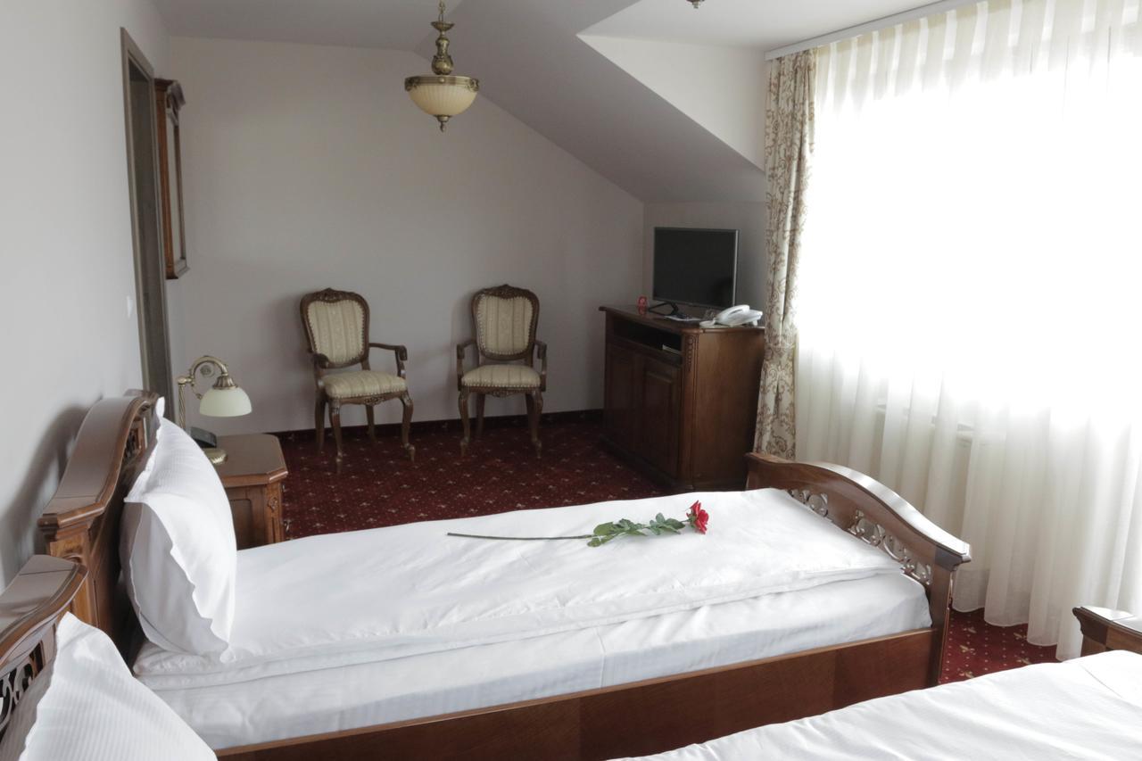 Hotel Slavia Salonta Luaran gambar